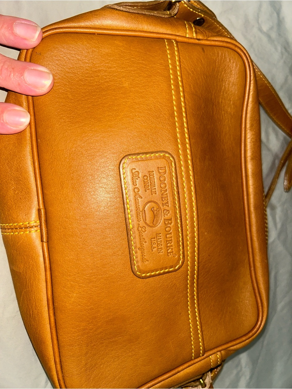 RARE VNTG GUC Dooney & Bourke Honey Tan Leather crossbody Messenger Bag